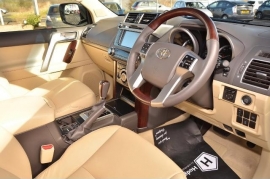 Toyota LAND CRUISER 5-DR 3.0 D-4D 4X4 Invincible