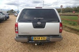 Nissan Navara DCab Pickup Platinum 2.5dCi